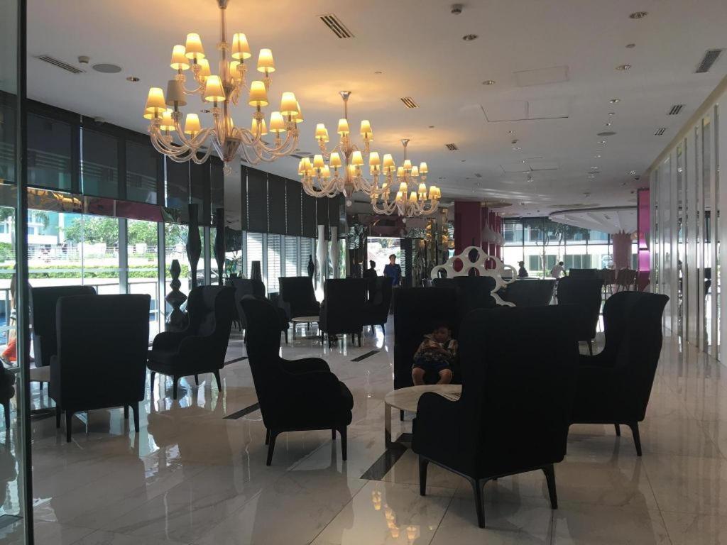 Manila Urban Resort At Azure Extérieur photo