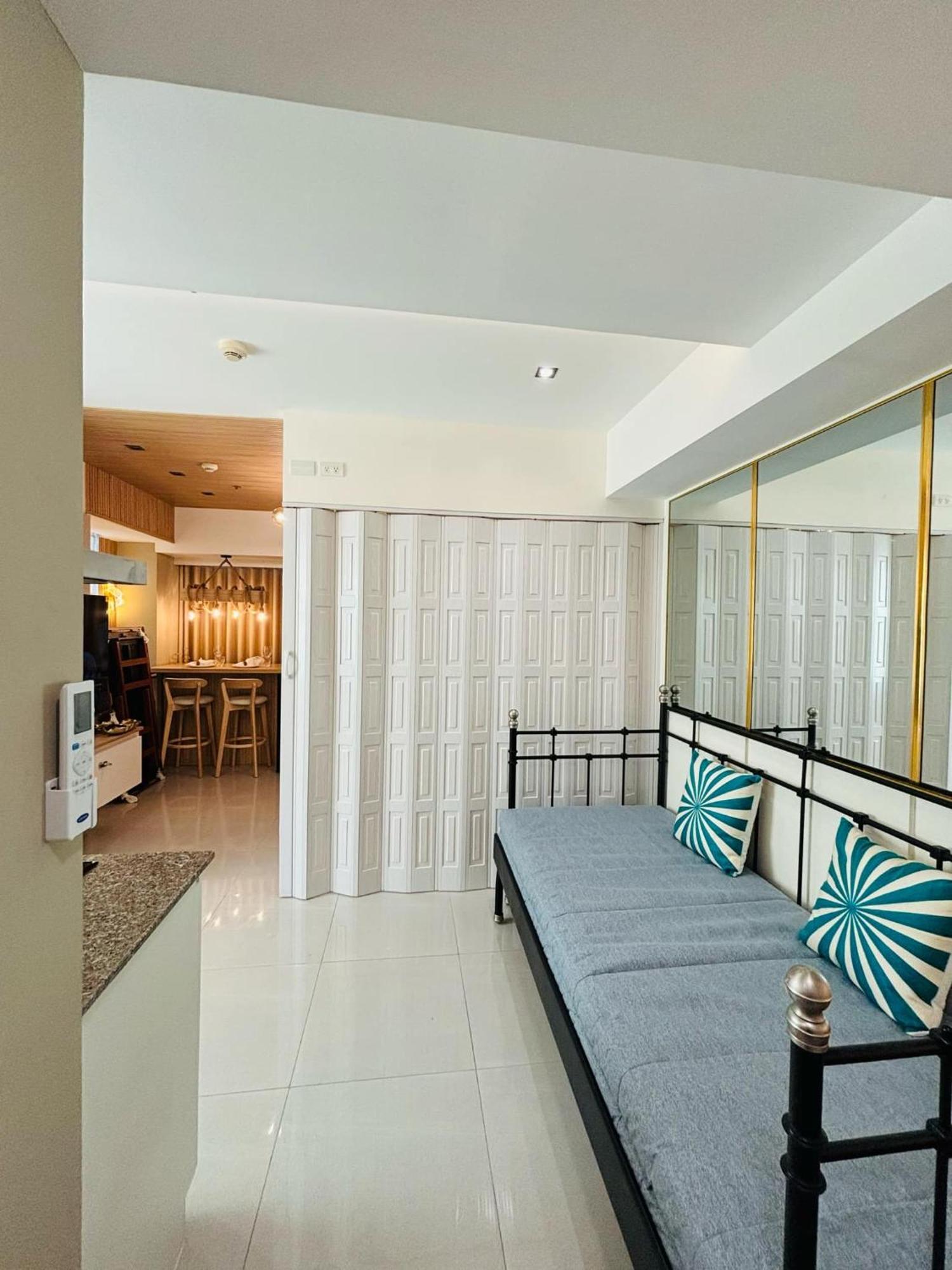 Manila Urban Resort At Azure Extérieur photo